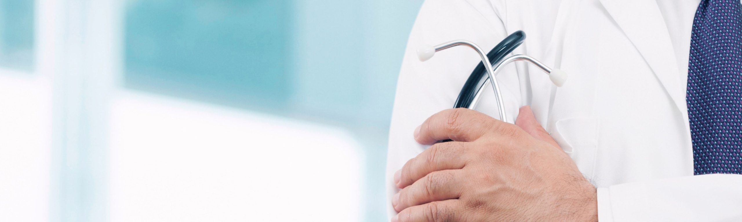 Médico com estetoscópio em espera.