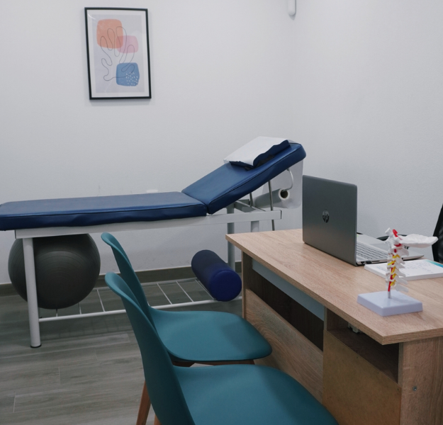 Corredor moderno e bem iluminado das instalações da PhysioClinic