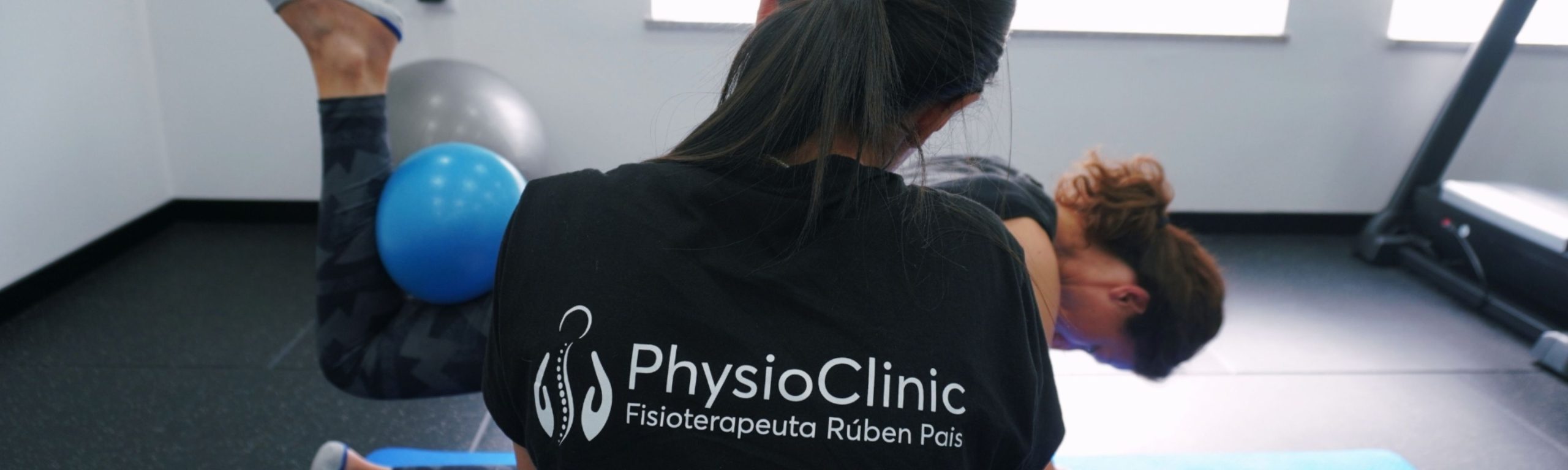Mulheres praticando pilates em clínica.